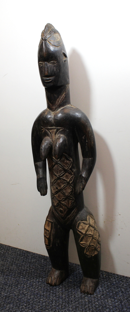 Vrouw met borst, buik en benen vol scarificaties (rituele littekens) 75 cm hoog, nr114 - Nigeria