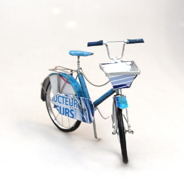 Fiets Dames met mandje, recycled blik, L 13cm - Madagascar