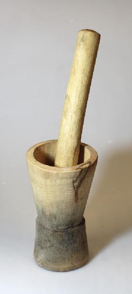Vijzel met Stamper, blank hout, H 18-20 cm, Diam. 10-11 cm, stamper 25 cm, BrGH - Tanzania