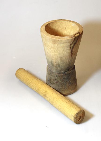 Vijzel met Stamper, blank hout, H 18-20 cm, Diam. 10-11 cm, stamper 25 cm, BrGH - Tanzania