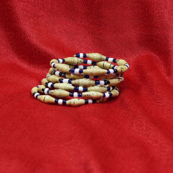 Armband Papierkralen, beige kleur, + blauwwitte of zwartwitte glaskralen, BrGH - Tanzania
