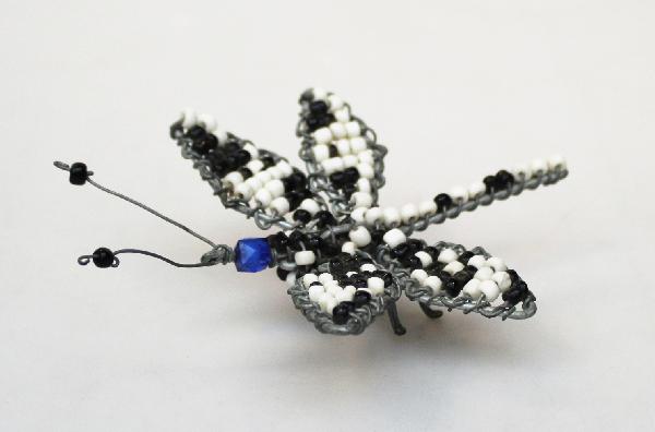 Libel ijzerdraad en kralen, l-b-h = 10 x 9 x 4 cm, vleugel zwart-wit - BrGH Tanzania