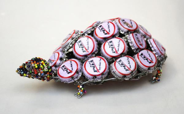 Schildpad 19 cm, ijzerdraad, kralen en bierdoppen, 19 x 13 x 10 cm - BrGH Tanzania