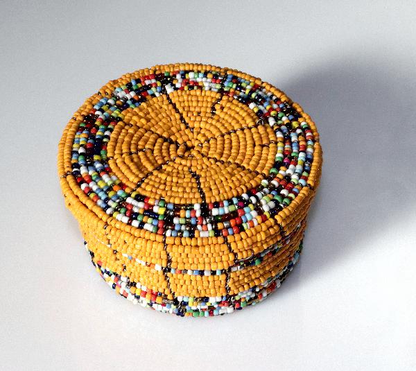 Mandje met kralen, rond D 07/08 cm, H 04 cm, 4 kleuren BrGH - Tanzania