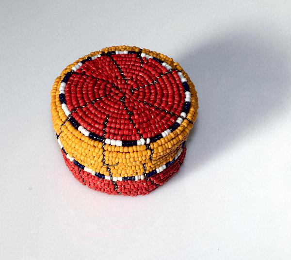 Mandje met kralen, rond D 05 cm, H 03 cm, 4 kleuren- BrGH Tanzania