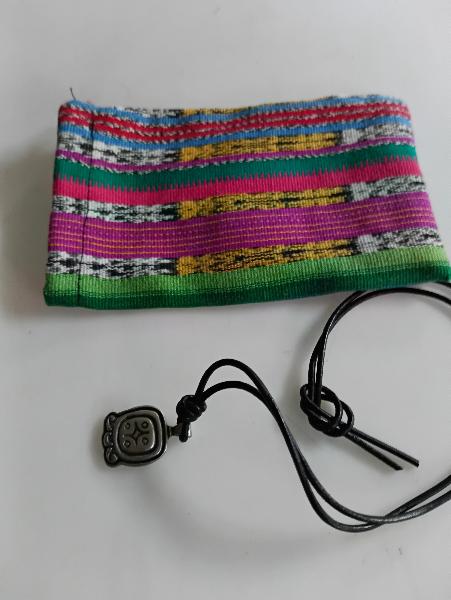 Hanger Maya Q ANIIL, 2x2cm verzilverd, aan koord in zakje Corte - Guatemala