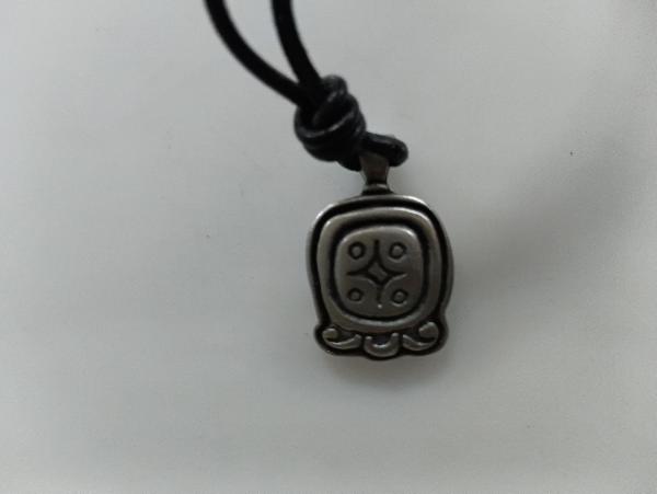 Hanger Maya Q ANIIL, 2x2cm verzilverd, aan koord in zakje Corte - Guatemala