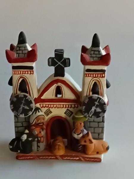Kerstgroep aardewerk in kerk, H 11cm - Peru