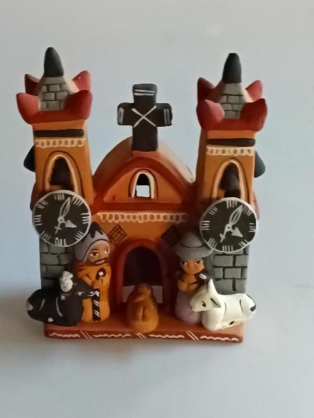Kerstgroep aardewerk in kerk, H 11cm - Peru