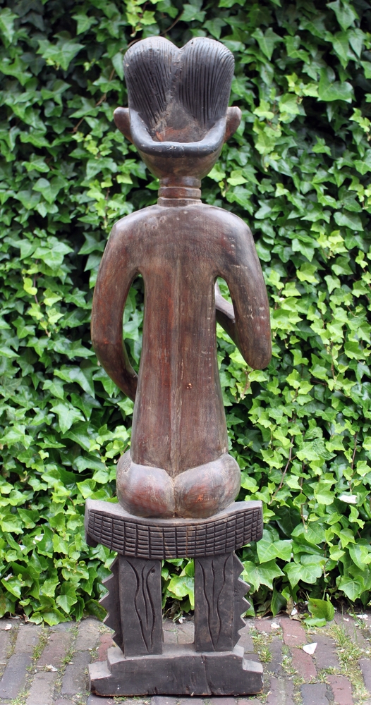 Vrouw op Zetel, Tweedelige haardracht, Hand rechts op Borst, links op Buik beeld 120cm D134 hout - Ghana
