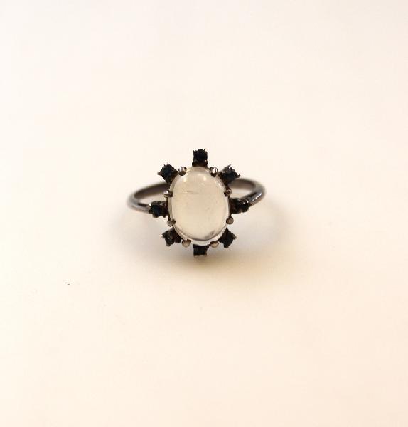 Ring zilver, met Maansteen, ovaal van 8 mm met 8 saffiertjes - Sri Lanka