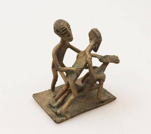 Liefdespaar brons drie figuren - Ghana