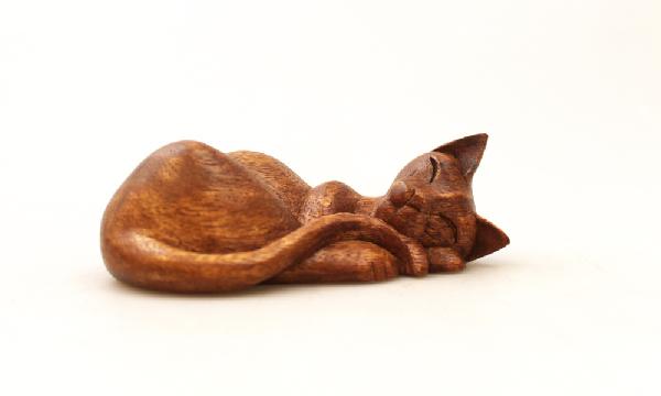 Dier Kat hout slapend 10 cm - Bali-LW Indonesie