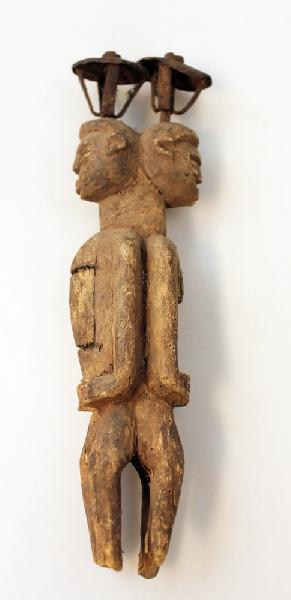 Dubbelfiguur Man en Vrouw met ijzeren Parasols uit een stuk Lobi-volk - Burkina Faso
