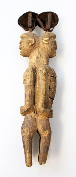 Dubbelfiguur Man en Vrouw met ijzeren Parasols uit een stuk Lobi-volk - Burkina Faso