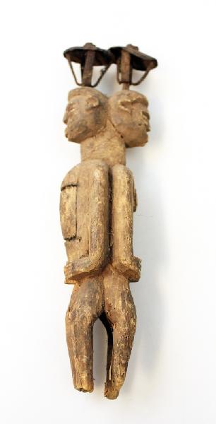 Dubbelfiguur Man en Vrouw met ijzeren Parasols uit een stuk Lobi-volk - Burkina Faso