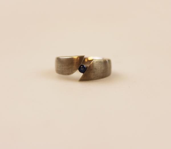 Ring Saffier klein mat 5mm breed, 15mm binnenmaat, zilver - Sri Lanka