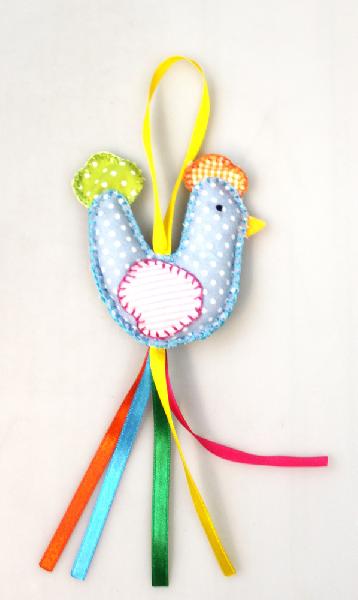 Hanger Kip kleurige stof, leuk op paastafel - Brazilie