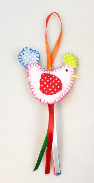 Hanger Kip kleurige stof, leuk op paastafel - Brazilie